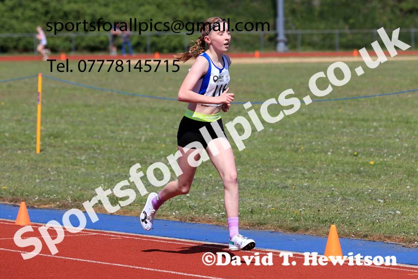 Girls under-13s 1500 metres, 2025 North Eastern Track and Field Champs., Shildon, County Durham. Photo: David T. Hewitson/Sports for All Pics